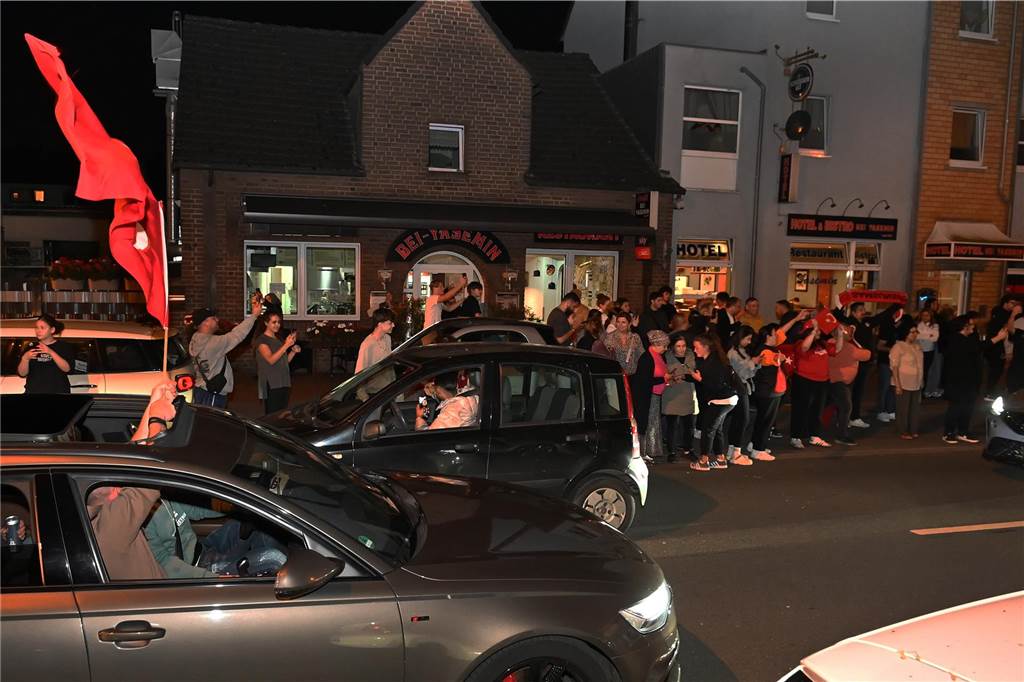 Nach dem EM-Sieg gegen Österreich gab es für türkische Fußball-Fans in Dorsten kein Halten mehr.