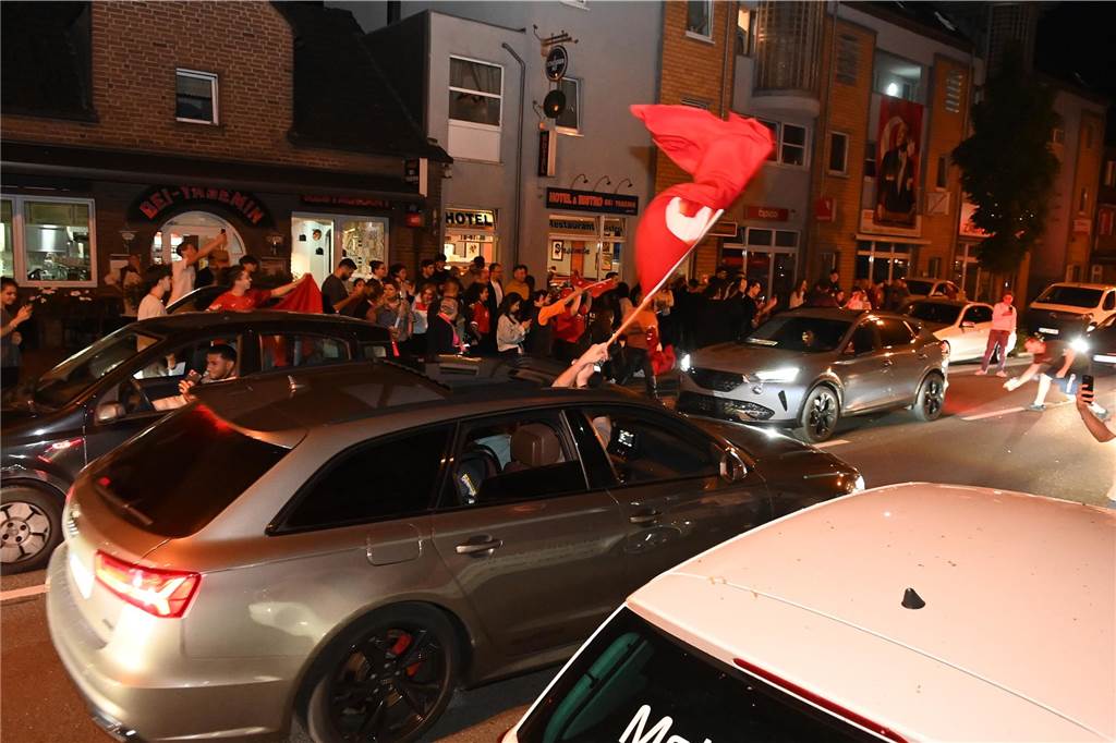 Nach dem EM-Sieg gegen Österreich gab es für türkische Fußball-Fans in Dorsten kein Halten mehr.