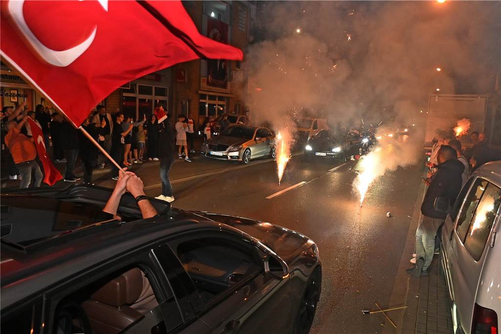 Nach dem EM-Sieg gegen Österreich gab es für türkische Fußball-Fans in Dorsten kein Halten mehr.