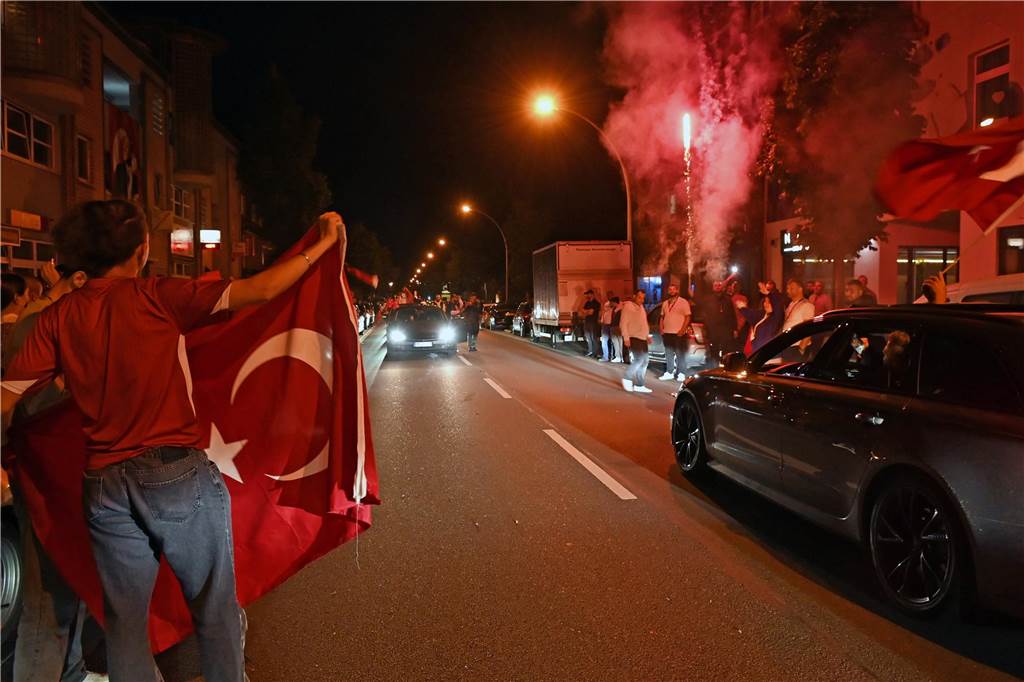 Nach dem EM-Sieg gegen Österreich gab es für türkische Fußball-Fans in Dorsten kein Halten mehr.