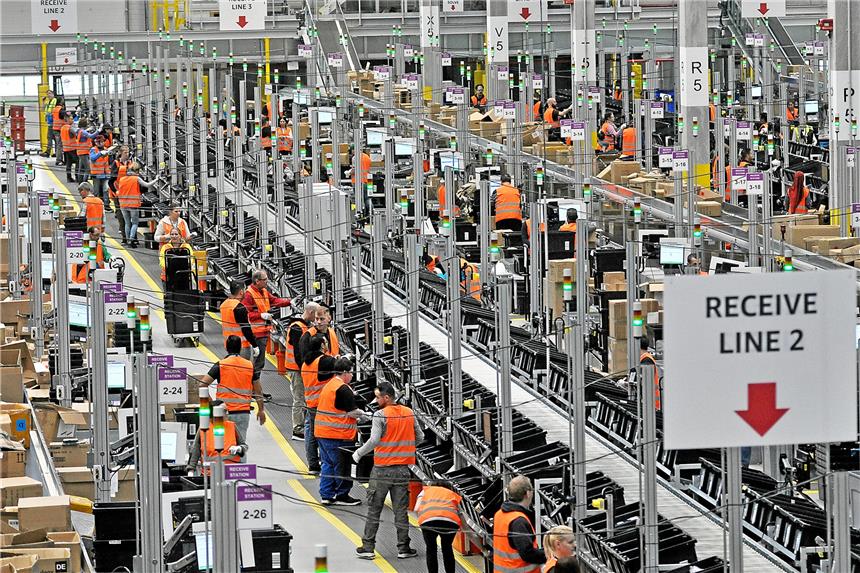 Ex-Amazon-Beschäftigter: „Wurde wie ein räudiger Hund vom Hof gejagt“ Nach dem Ende des Weihnachtsgeschäfts sind die Verträge von 200 der 2000 Mitarbeiter im Amazon-Logistikzentrum nicht verlängert worden. Betroffene sind nun sauer darüber, wie das Unternehmen mit ihnen umgegangen sei.