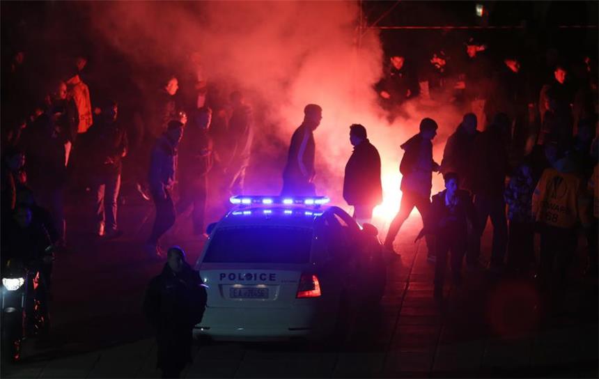Schlägereien nach Schalke-Spiel in Thessaloniki Nach dem Europa-League-Spiel bei Paok Saloniki kam es zu Ausschreitungen zwischen Fans des FC Schalke 04 und Anhängern von Partizan Belgrad, die mit Paok sympathisieren.