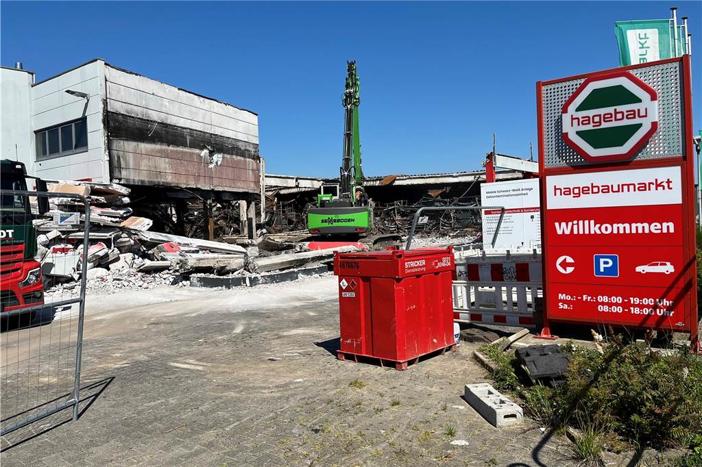 Jörg Langenhorst zur Hagebaumarkt-Entscheidung: „Das war mein Baby“ Nach dem Feuer am Hagebaumarkt Ende März sind die Abrissarbeiten Ende Juni im vollen Gange.