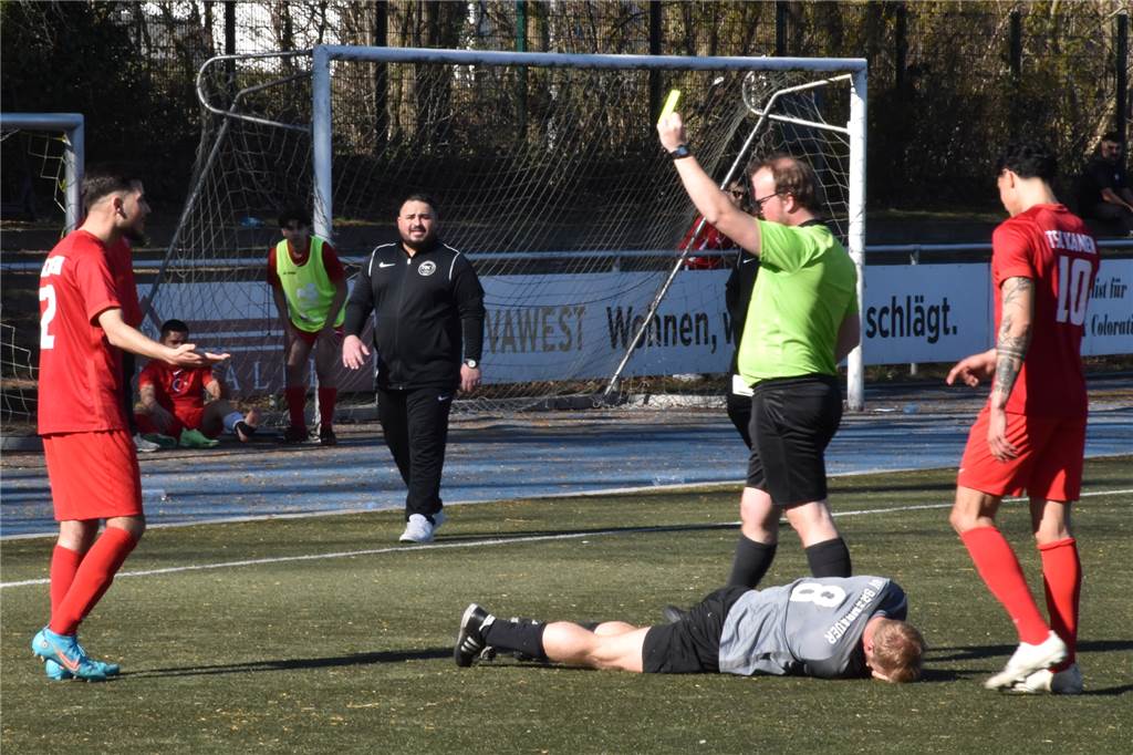 Eklat im Bezirksliga-Krimi BV Brambauer gegen TSC Kamen: Schiedsrichter erhebt schwere Vorwürfe Nach dem Foulspiel an Dennis Stolzenhoff (Brambauer, am Boden) stand der Abstiegskracher kurz vor dem Abbruch.