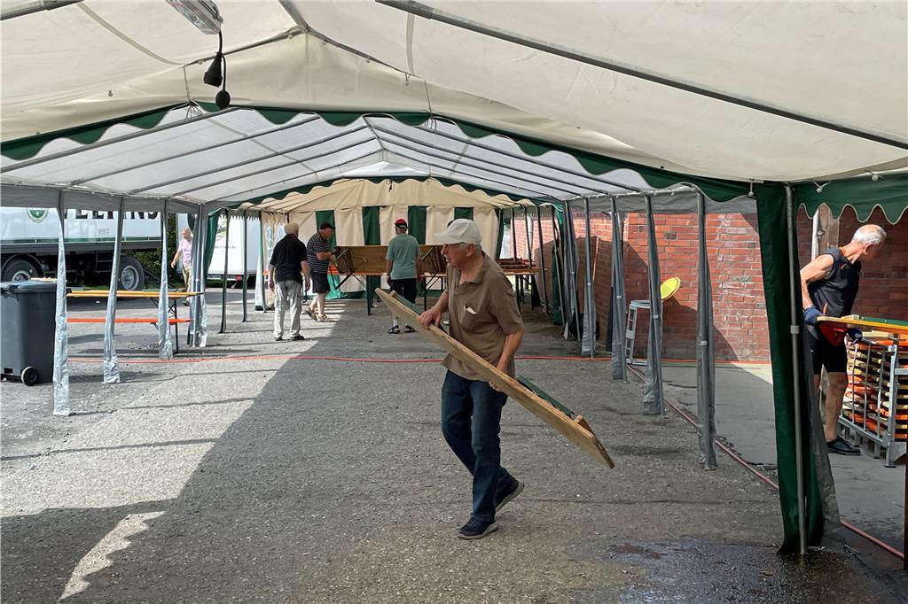 Schützenkaiser und geehrter Vorsitzender bei Lütkeheide-Schützen Nach dem gelungenen Fest am Samstag war am Sonntagvormittag, 20. August 2023, auf dem Gelände an der Capeller Straße aufräumen angesagt.