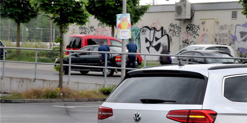 Nach dem Gerangel auf dem Parkstreifen gegenüber der Einfahrt zum Aldi-Parkplatz fuhr das dunkle Auto auf der Margot-Röttger-Rath-Straße davon - ausgerechnet in Richtung Graffitihalle, wo die Sackgasse zu Ende ist.