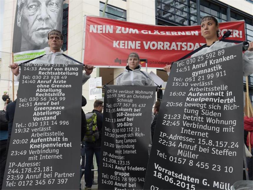 SPD folgt Gabriel und stimmt für Vorratsdatenspeicherung Nach dem Gesetzentwurf von Justizminister Maas und Innenminister Thomas de Maizière sollen Anbieter künftig unter anderem die Verbindungsdaten zu Telefonaten zehn Wochen speichern. Foto: Rainer Jensen