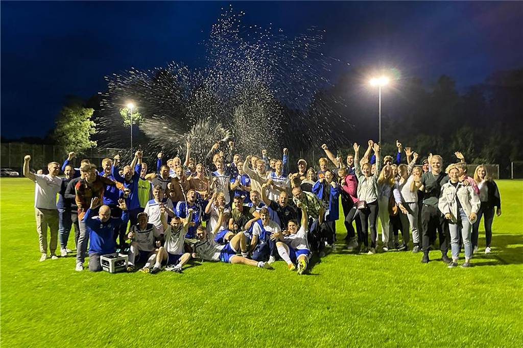 Abstieg, zweite Chance, Rettung: Lavesumer waren „überglücklich, aber todmüde“ Nach dem gesicherten Klassenerhalt im Relegationsspiel gegen den SV Eggerode feierten viele Lavesumer noch bis spät in die Nacht.