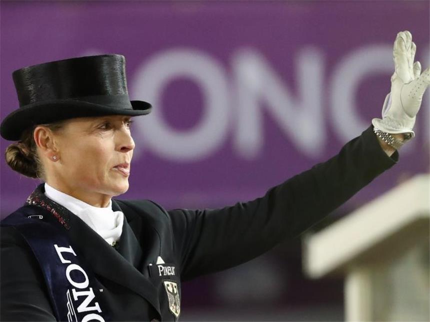 Nur der Champagner fehlt: Dressur-Reiter feiern ihren Titel Nach dem Gold mit dem Dressurteam hat Isabell Werth noch zwei weitere Chance auf einen Sieg. Foto: Friso Gentsch