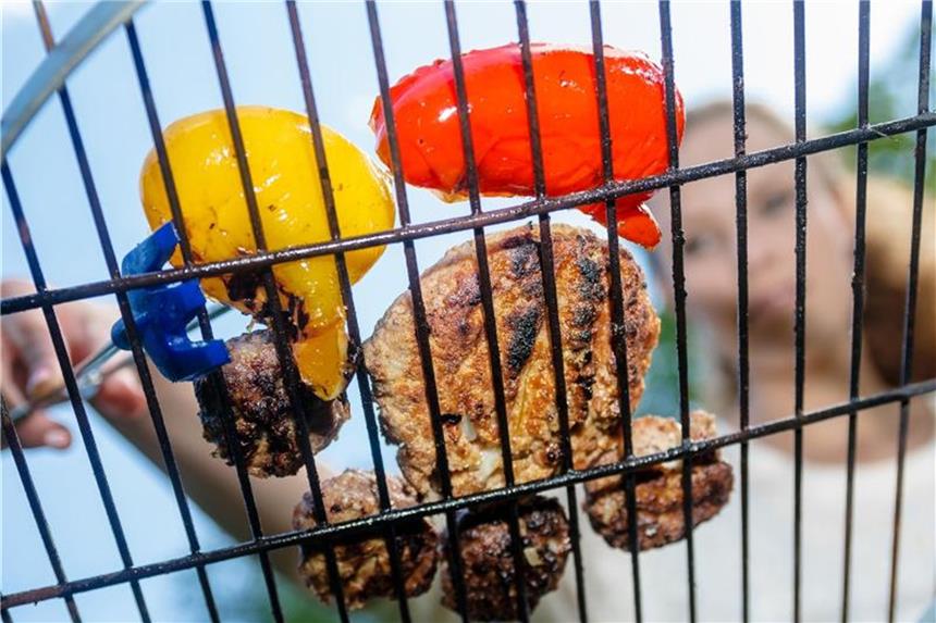 Nach dem Grillen steht die Reinigung an. Das Grillrost wird auch in der Spülmaschine wieder sauber. Besonders geeignet ist das Energiesparprogramm. Foto: Markus Scholz/dpa-tmn