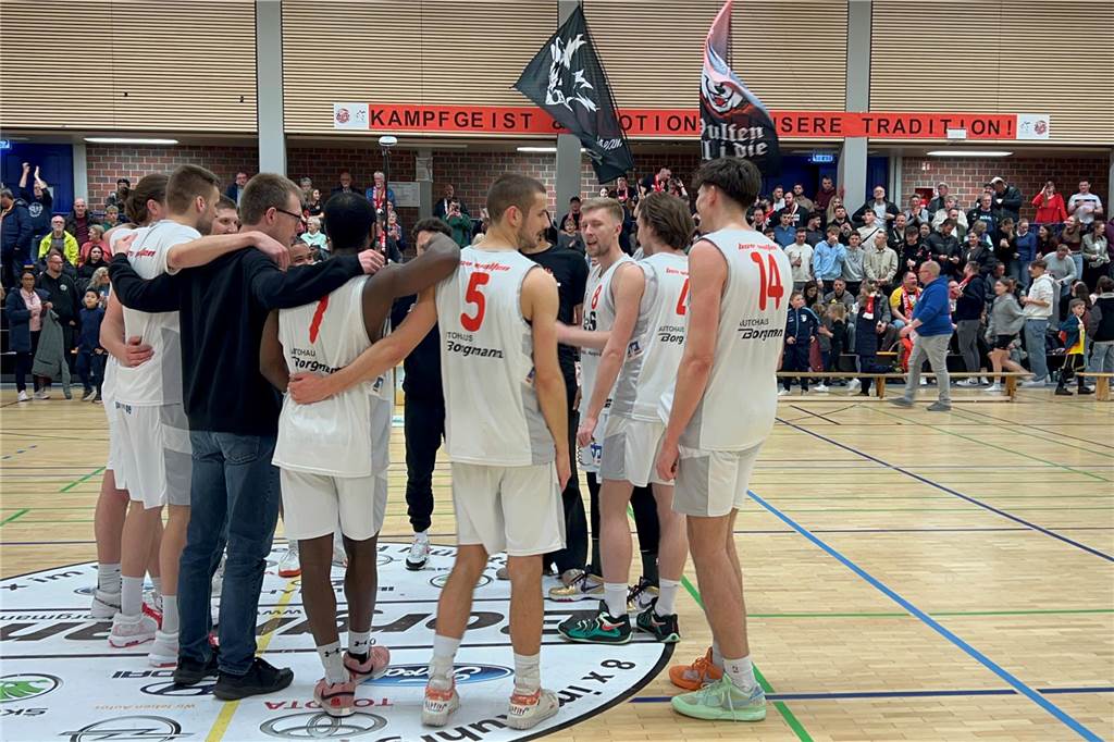 BSV Wulfen erreicht das WBV-Pokal-Finale: Gegner ist am Sonntag der SV Haspe Spieler des BSV Wulfen versammeln sich nach dem Halbfinalsieg über BBA Hagen im Mittelkreis