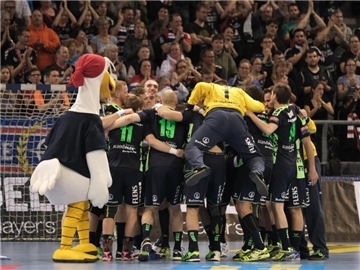 Nach dem hart erkämpften Sieg feiern die Spieler der SG Flensburg-Handewitt ihren Erfolg. Foto: Axel Heimken