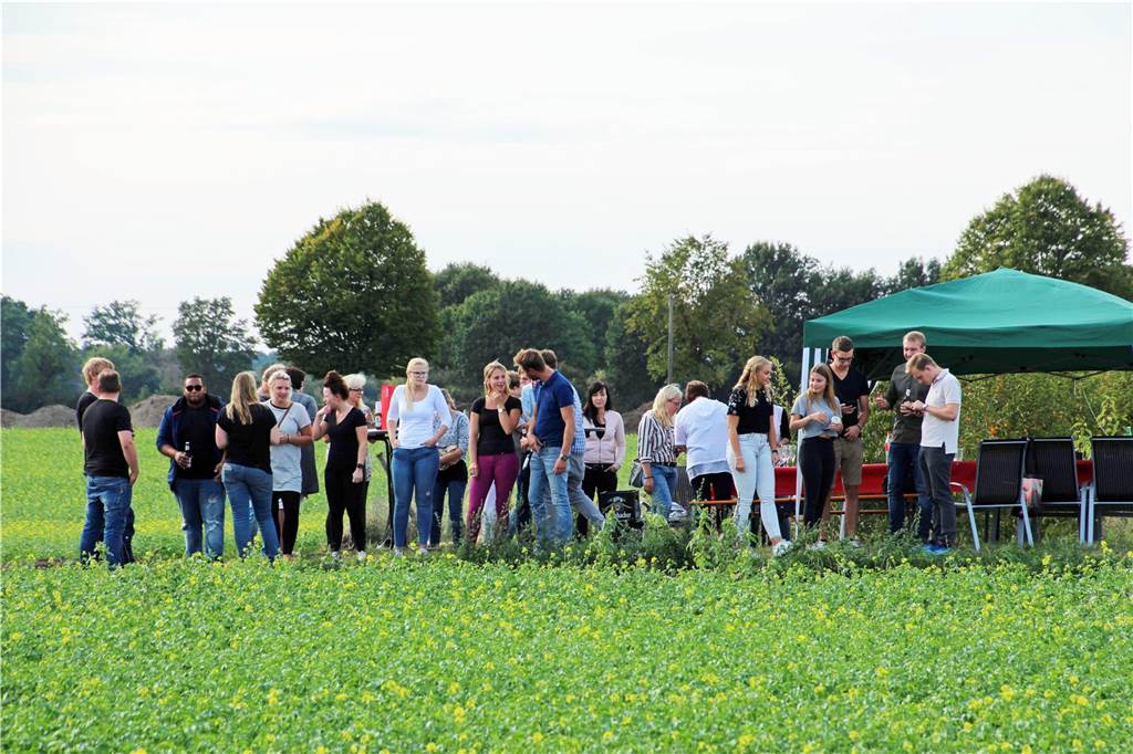 Romantischer Heiratsantrag: Bei 277 Strohballen konnte Daniela Ungrund nicht „Nein“ sagen Nach dem Heiratsantrag wurde auf dem Feld Verlobung gefeiert.
