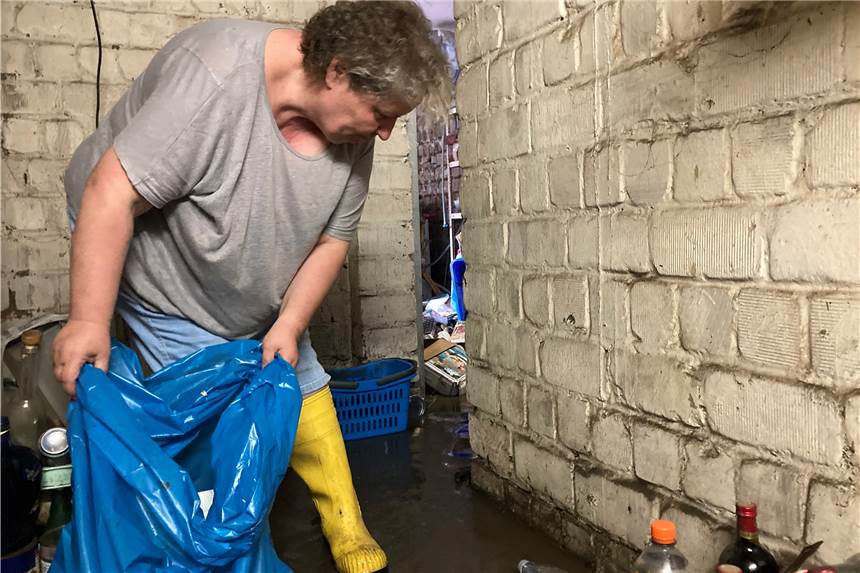 Unwetter in Lünen: Suche in Seseke, Spendenkonto für Betroffene Nach dem Hochwasser geht es an die Aufräumarbeiten.