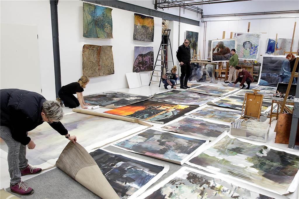 Kunsthalle Burkamp hatte schwierigen Start: „Ich habe nur noch funktioniert“ Nach dem Hochwasser zum Jahreswechsel hatten die Helfer die durchnässten Bilder und Leinwände in der Kunsthalle Burkamp in Haltern zum Trocknen ausgelegt.