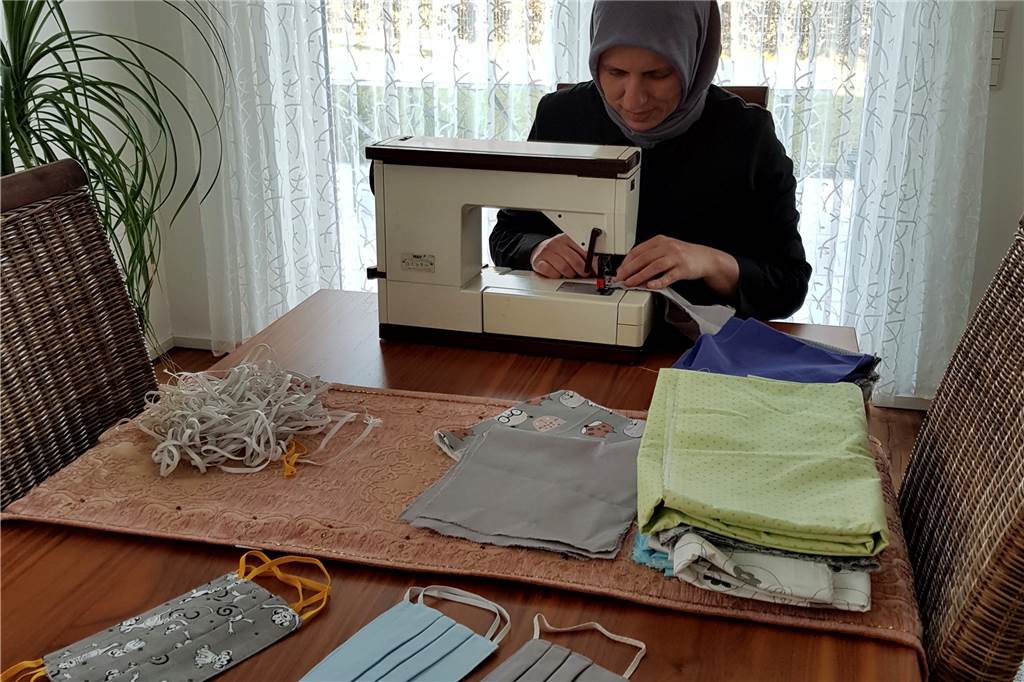 Nach dem Homeoffice beginnt für Naciye Kamcili-Yildiz das Nähen. Sie und ihre Freundinnen haben bereits über 500 Stoffmasken genäht und gespendet.