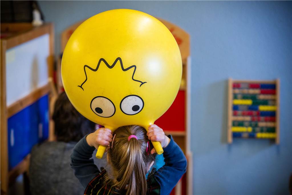Tagesmütter klagen: „5,81 Euro pro Kind und Stunde sind zu wenig“ Ein Kleinkind spielt mit einem Hüpfball