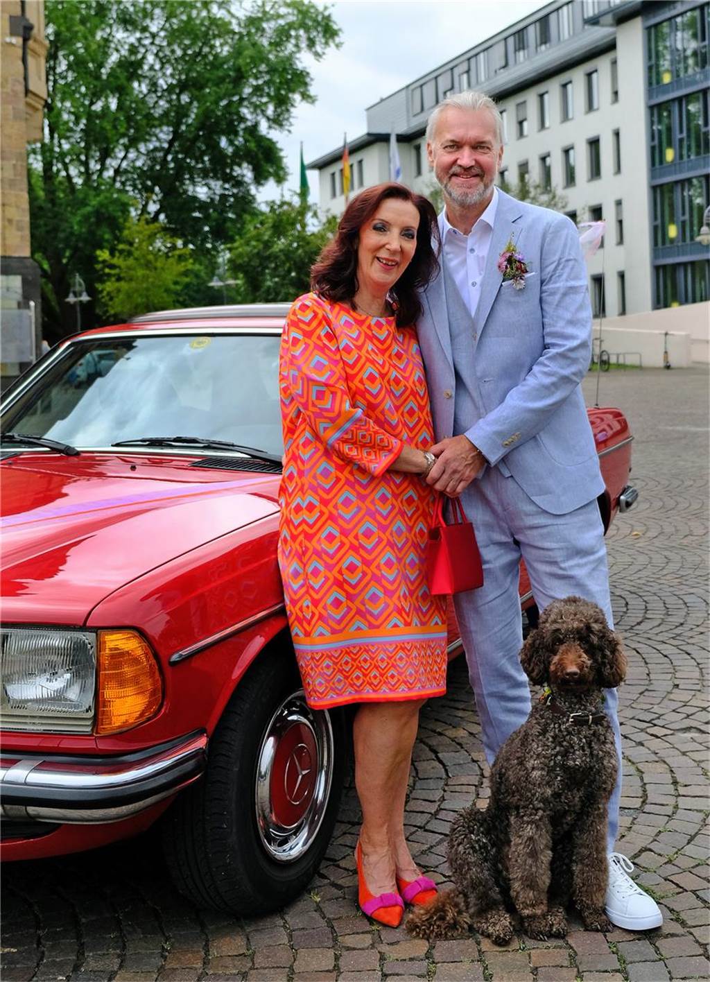 Eva-Maria und Jürgen heiraten: Ihre Hunde spielten Amor Eva-Maria Klein und Jürgen Vogt mit Pudel „Avy“ auf dem Rathausplatz in Recklinghausen.