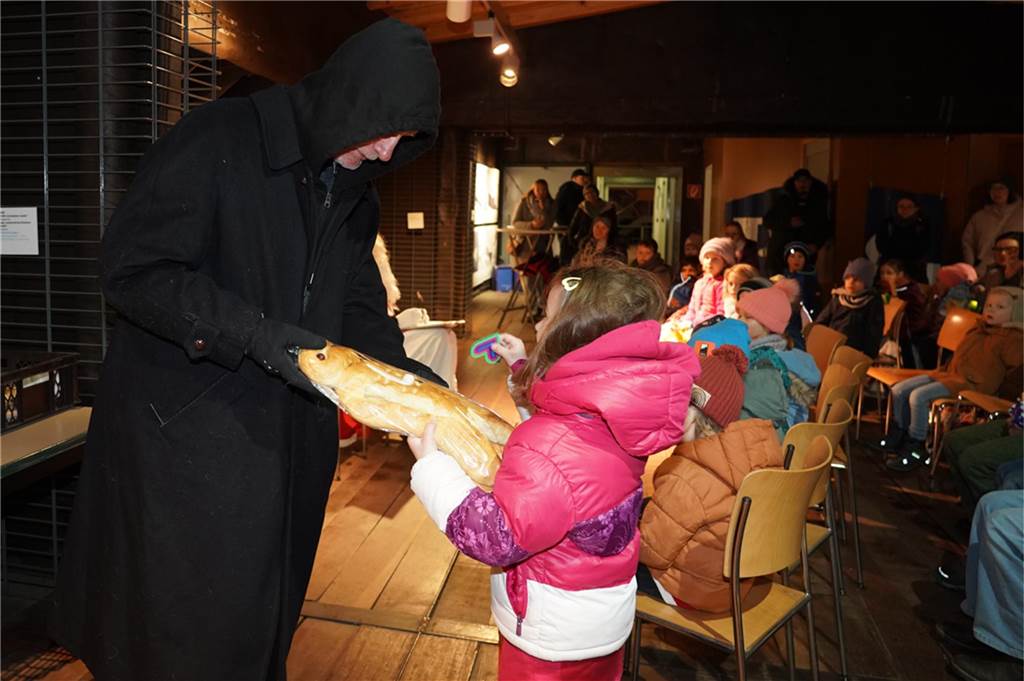 Der Nikolaus und sein Gehilfe Knecht Ruprecht besuchten Kinder am Schiffshebewerk Henrichenburg.