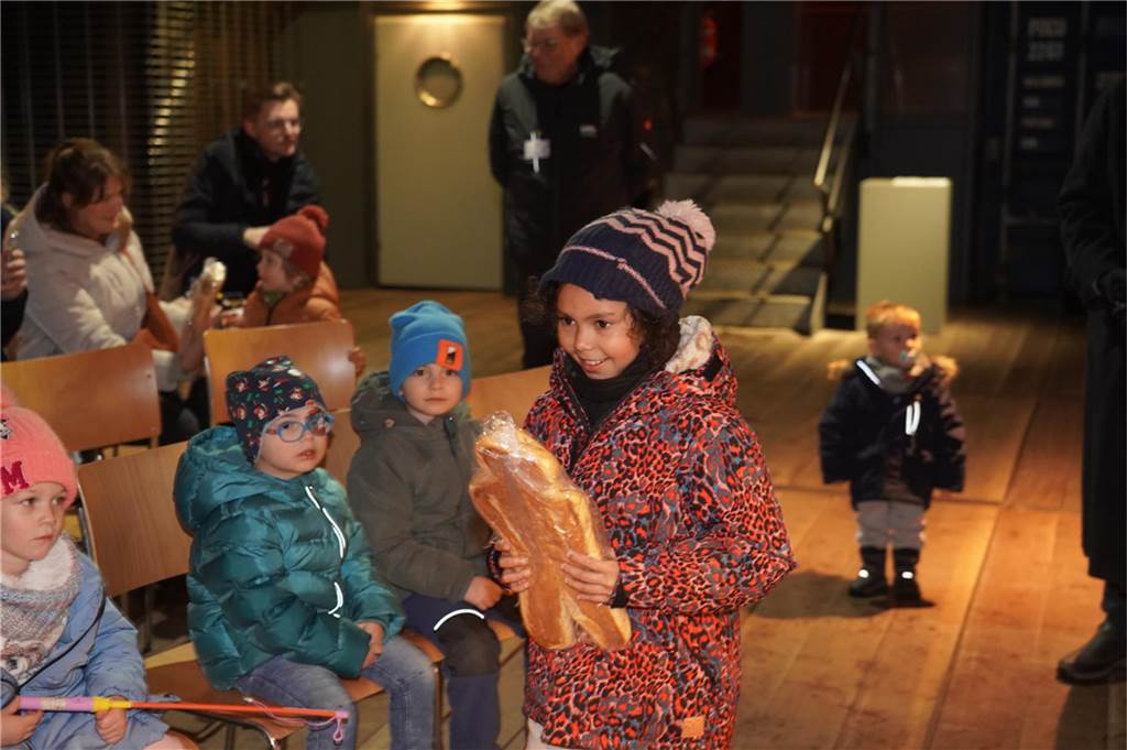 Der Nikolaus und sein Gehilfe Knecht Ruprecht besuchten Kinder am Schiffshebewerk Henrichenburg.