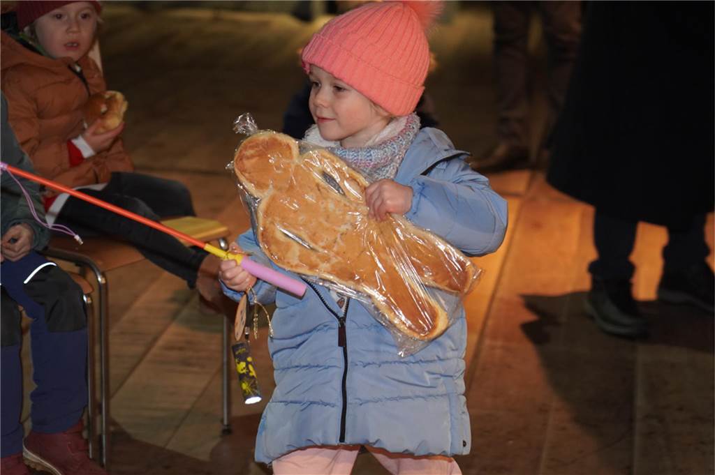 Der Nikolaus und sein Gehilfe Knecht Ruprecht besuchten Kinder am Schiffshebewerk Henrichenburg.