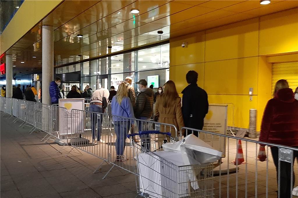 Click&Meet bei Ikea: Der Samstag ist jetzt schon ganz ausgebucht Nach dem Klick zuhause erfolgt das Treffen vor dem Möbelhaus. Click&Meet zieht bei Ikea viele Kunden an.