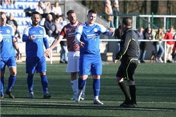 Nach dem Kreisliga-B-Derby zwischen dem TSV Marl-Hüls (blaue Trikots) und dem Sickingmühler SV ging es bei einer der beiden Mannschaften hoch her.