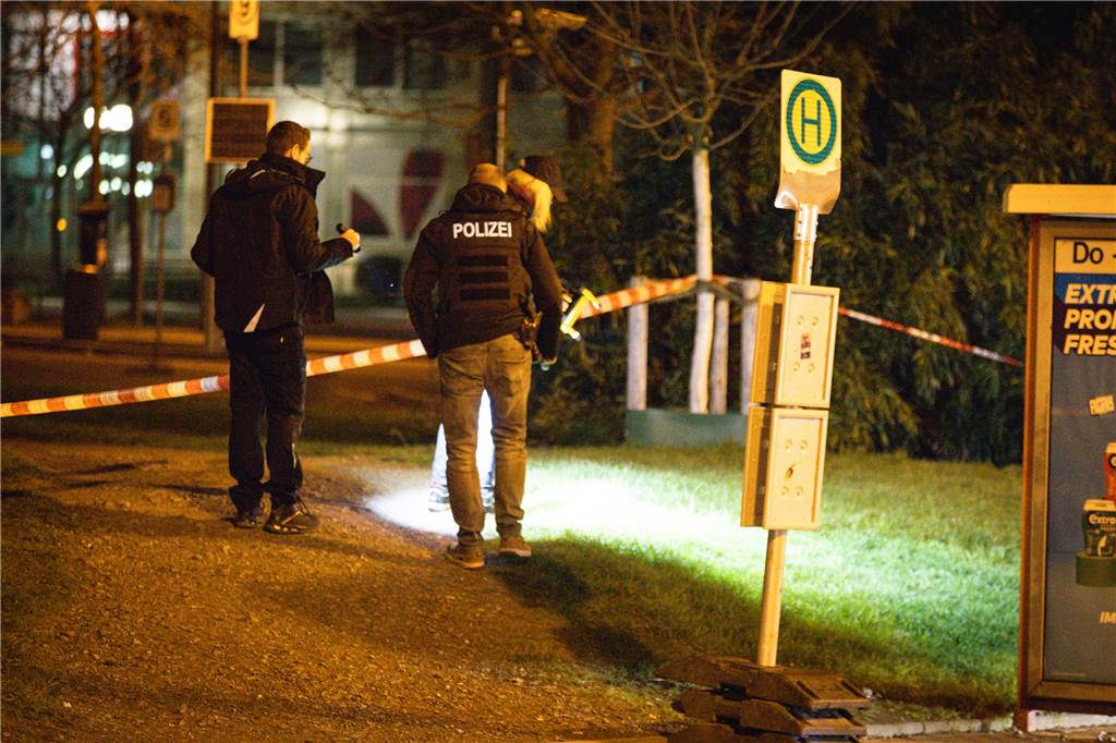 Nach dem lebensgefährlichen Angriff sperrte die Polizei den Bereich um den Busbahnhof herum für mehrere Stunden ab, um Spuren zu sichern.
