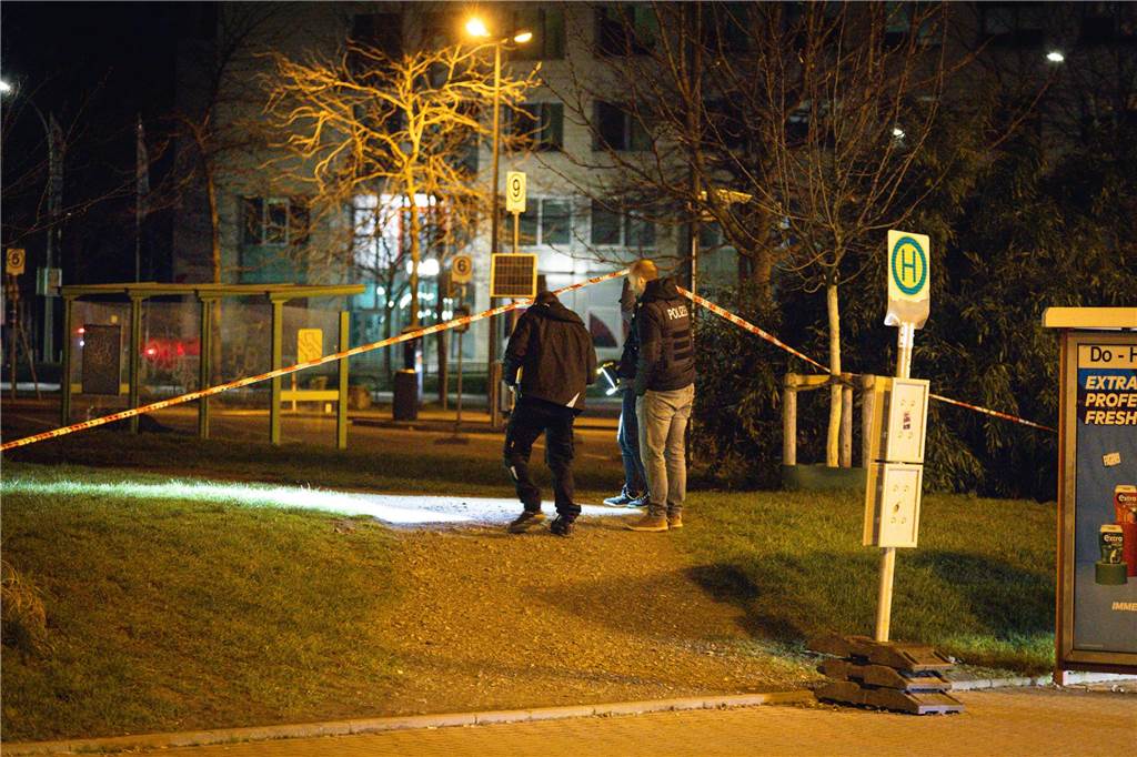 Nach dem lebensgefährlichen Angriff sperrte die Polizei den Bereich um den Busbahnhof herum für mehrere Stunden ab, um Spuren zu sichern.