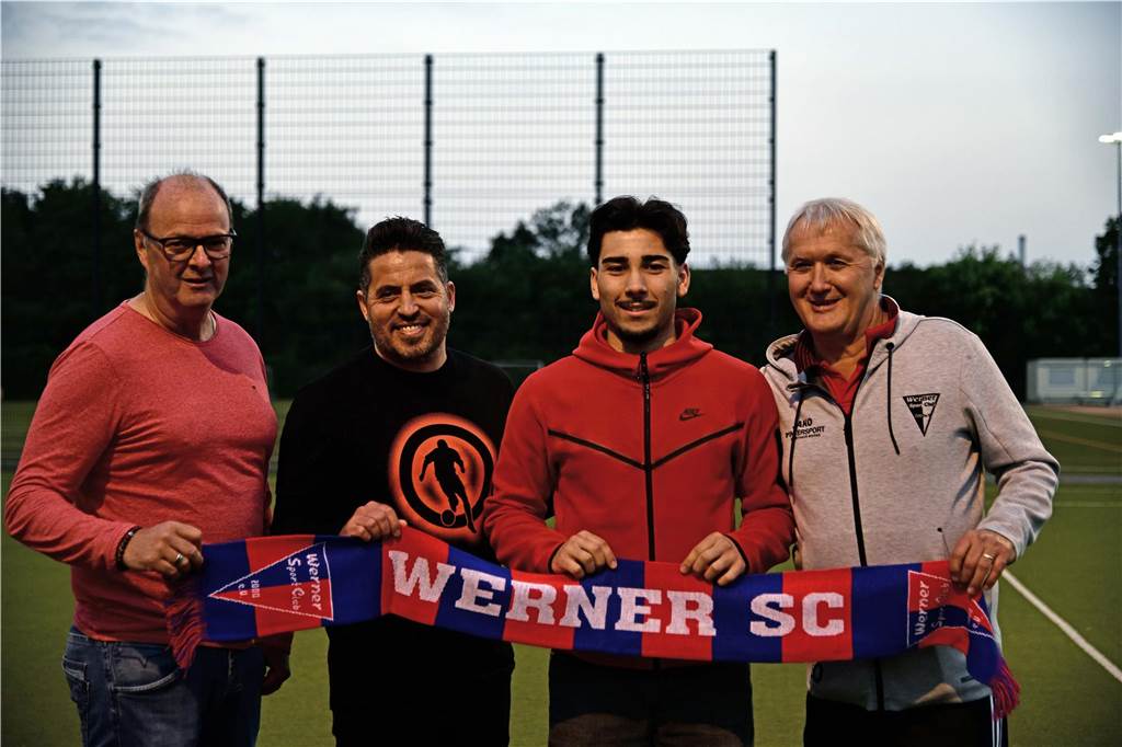 Werner SC holt jungen Spieler aus Rhynern Axel Scheunemann, Kurtulus Öztürk, Efe Bozaci und Thomas Overmann mit Werner SC-Schal