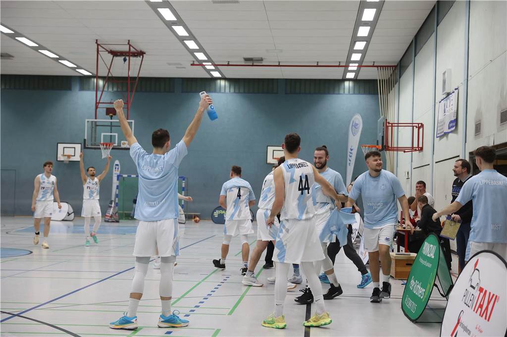 Basketballer jubeln.
