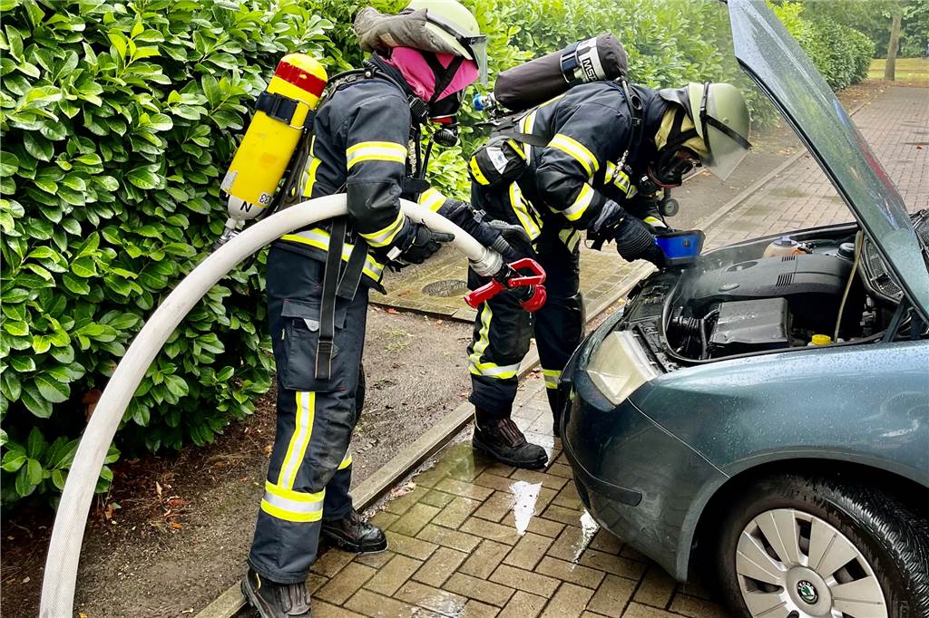 Nach dem Löschen untersuchen die Einsatzkräfte den Motorraum noch mit der Wärmekamera nach restlichen Stoffteilen.