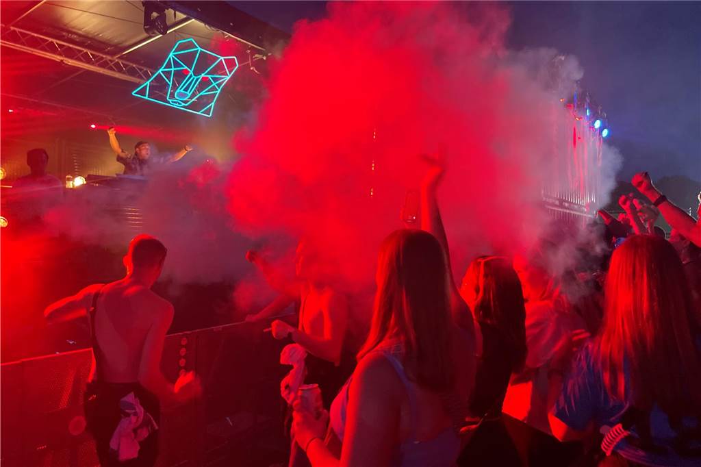 Nach dem offiziellen Einmarsch feierten Teams und Besucher die erste große Party vom Dodgeball Beach Cup in Stadtlohn.