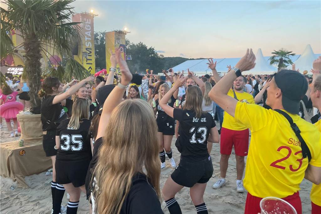 Nach dem offiziellen Einmarsch feierten Teams und Besucher die erste große Party vom Dodgeball Beach Cup in Stadtlohn.