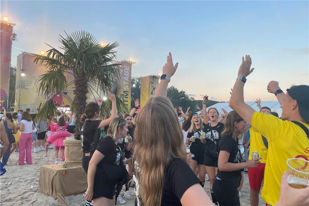 Nach dem offiziellen Einmarsch feierten Teams und Besucher die erste große Party vom Dodgeball Beach Cup in Stadtlohn.