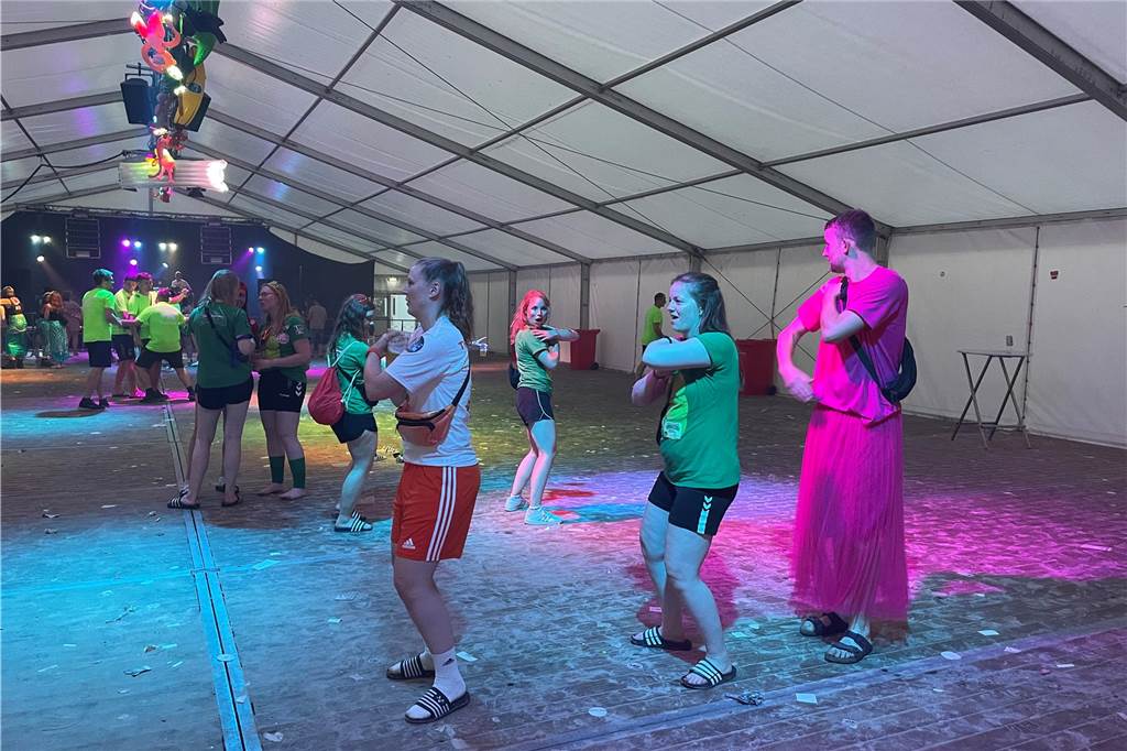 Nach dem offiziellen Einmarsch feierten Teams und Besucher die erste große Party vom Dodgeball Beach Cup in Stadtlohn.