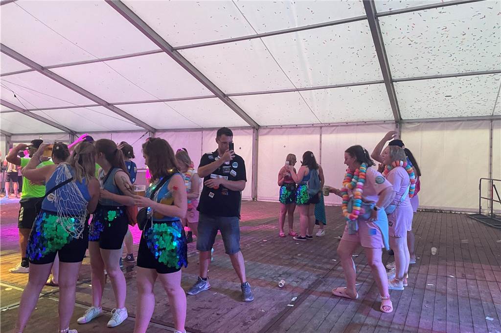Nach dem offiziellen Einmarsch feierten Teams und Besucher die erste große Party vom Dodgeball Beach Cup in Stadtlohn.