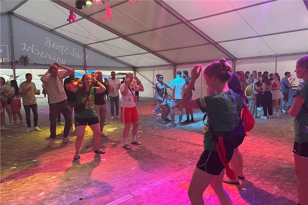 Nach dem offiziellen Einmarsch feierten Teams und Besucher die erste große Party vom Dodgeball Beach Cup in Stadtlohn.