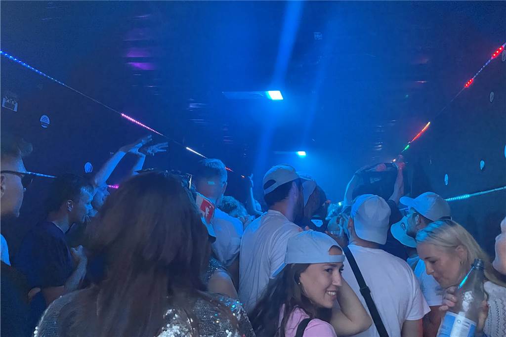 Nach dem offiziellen Einmarsch feierten Teams und Besucher die erste große Party vom Dodgeball Beach Cup in Stadtlohn.