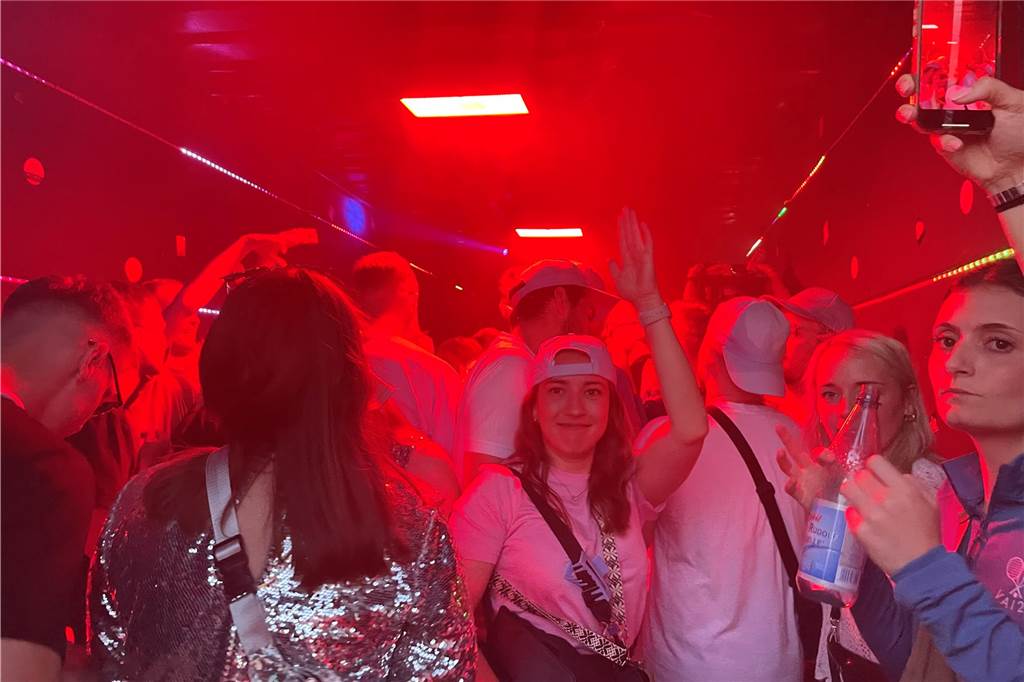 Nach dem offiziellen Einmarsch feierten Teams und Besucher die erste große Party vom Dodgeball Beach Cup in Stadtlohn.
