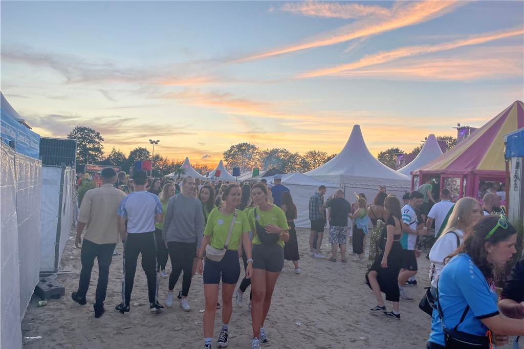 Nach dem offiziellen Einmarsch feierten Teams und Besucher die erste große Party vom Dodgeball Beach Cup in Stadtlohn.