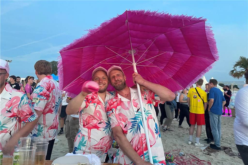 Nach dem offiziellen Einmarsch feierten Teams und Besucher die erste große Party vom Dodgeball Beach Cup in Stadtlohn.