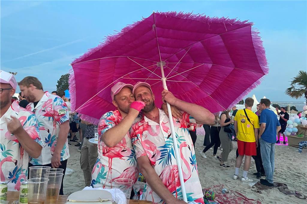 Nach dem offiziellen Einmarsch feierten Teams und Besucher die erste große Party vom Dodgeball Beach Cup in Stadtlohn.