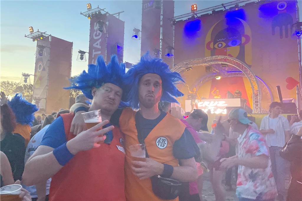 Nach dem offiziellen Einmarsch feierten Teams und Besucher die erste große Party vom Dodgeball Beach Cup in Stadtlohn.