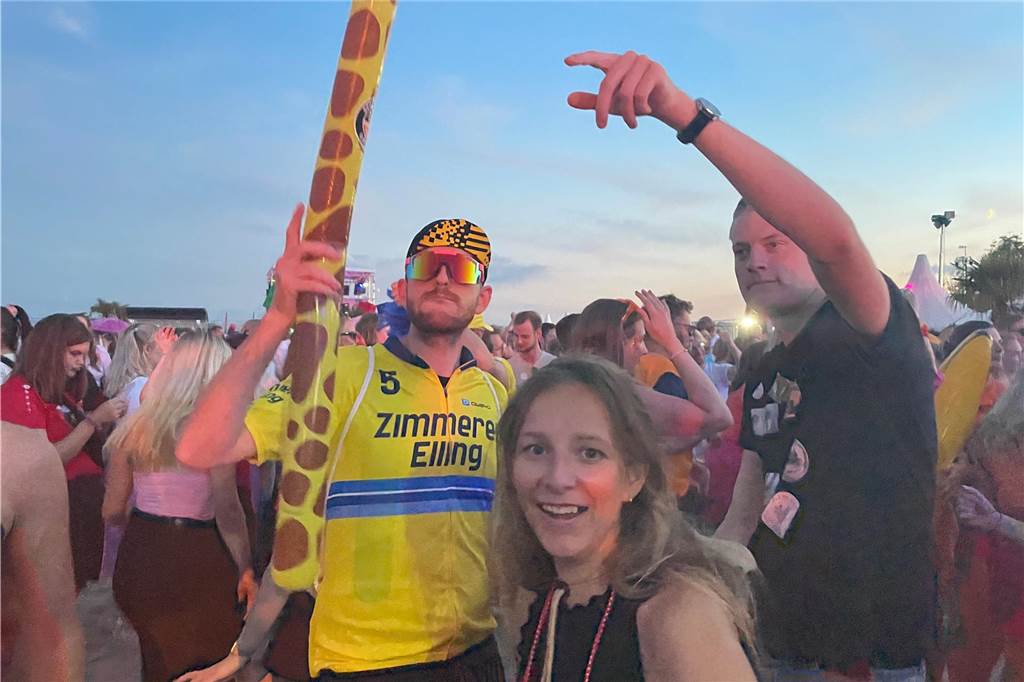 Nach dem offiziellen Einmarsch feierten Teams und Besucher die erste große Party vom Dodgeball Beach Cup in Stadtlohn.