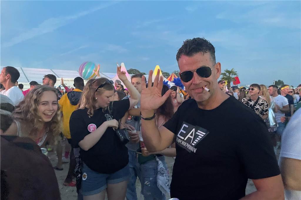 Nach dem offiziellen Einmarsch feierten Teams und Besucher die erste große Party vom Dodgeball Beach Cup in Stadtlohn.