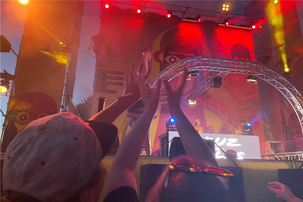 Nach dem offiziellen Einmarsch feierten Teams und Besucher die erste große Party vom Dodgeball Beach Cup in Stadtlohn.