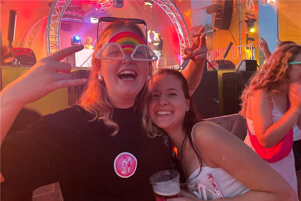 Nach dem offiziellen Einmarsch feierten Teams und Besucher die erste große Party vom Dodgeball Beach Cup in Stadtlohn.