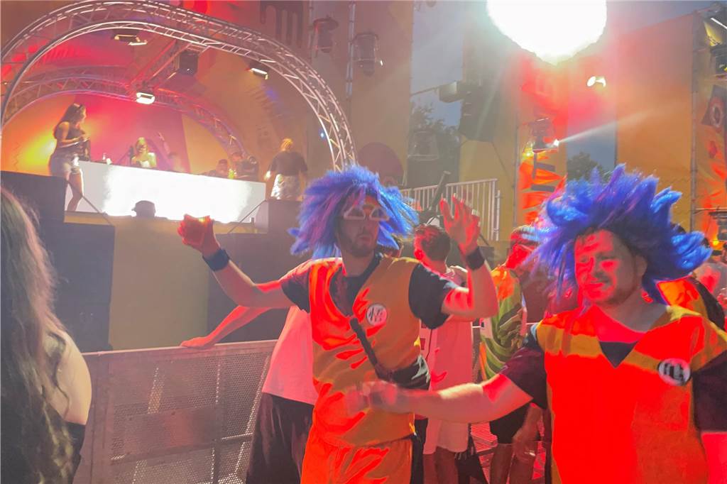 Nach dem offiziellen Einmarsch feierten Teams und Besucher die erste große Party vom Dodgeball Beach Cup in Stadtlohn.
