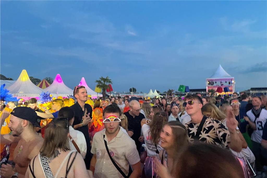 Nach dem offiziellen Einmarsch feierten Teams und Besucher die erste große Party vom Dodgeball Beach Cup in Stadtlohn.
